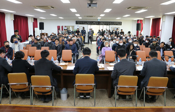 노안면 주민과의 대화 대화장 앞 단상에서 나주시장과 시의원, 시 국장의 뒷모습이 보이고 참석자들의 정면이 보이는 모습