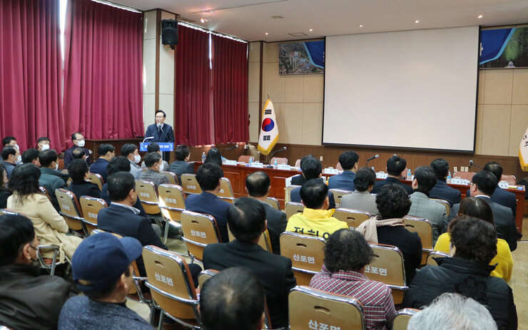 산포면 주민과의 대화 대화장 뒷쪽에서 참석자들이 보이고 나주시장 인사말 하고 있는 모습