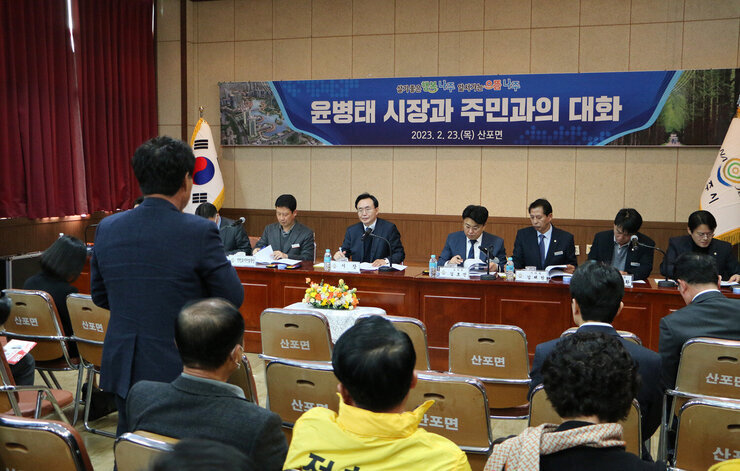 산포면 주민과의 대화 주민의 질의하는 모습과 나주시장이 듣고 있는 모습