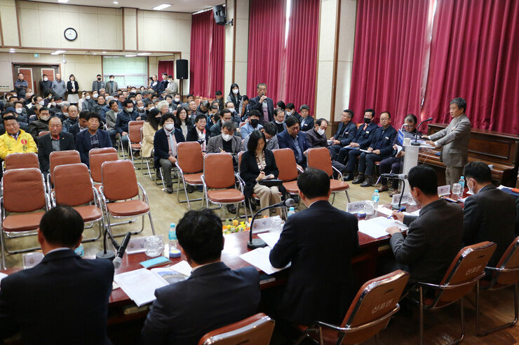 산포면 주민과의 대화 대화장 답변석 좌측면에서 질문하는 주민의 모습이 보이는 모습