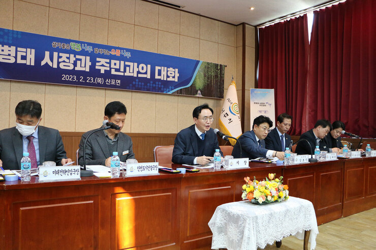 산포면 주민과의 대화 나주시장의 답변하는 모습을 좌측면에서 촬영