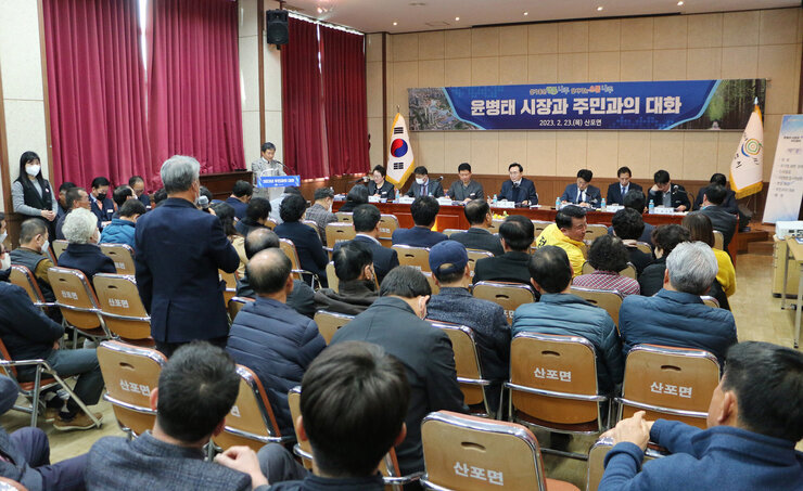 산포면 주민과의 대화 나주시장 답변하는 모습을 좌측면에서 근접 촬영