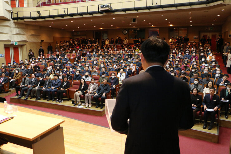 송월동, 금남동, 성북동 주민과의 대화 대화장 무대 뒷편에서 참석자들의 얼굴이 보이는 전체모습, 인사말하고 있는 나주시장의 뒷모습도 보임