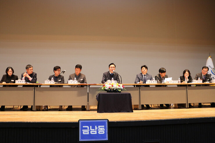 송월동, 금남동, 성북동 주민과의 대화 무대 뒷편에서 주민의 질의하는 모습이 보이고 참석자들의 얼굴이 보임, 나주시장의 뒷모습도 보임