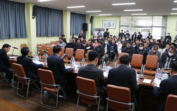 문평면 주민과의 대화  대화장 답변석 뒷쪽에서 참석자들의 얼굴이 보이는 전면 모습