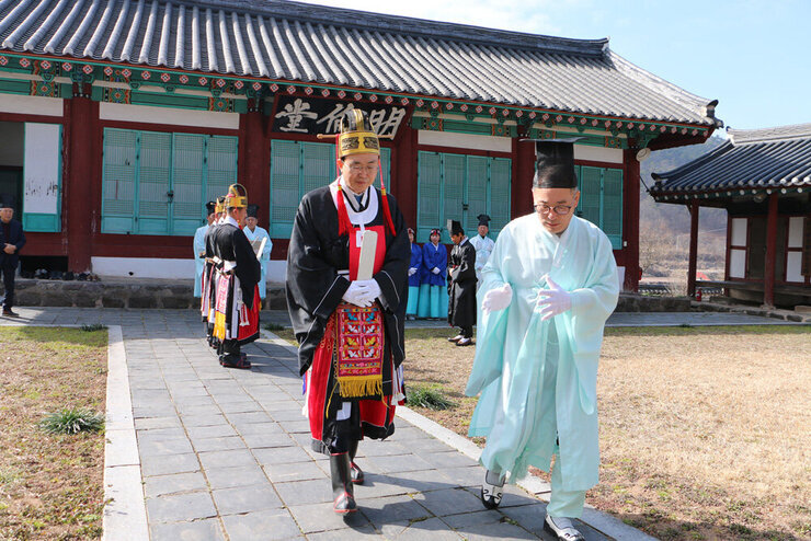 남평향교 춘기 석전대제 제례를 위해 나주시장이 대성전으로 걸어가고 있는 모습