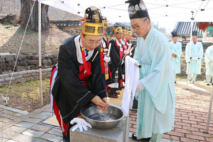 남평향교 춘기 석전대제 대성전 옆 초헌관인 나주시장과 제관들 모습