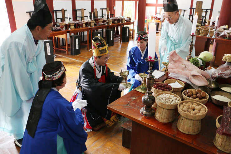 남평향교 춘기 석전대제 제례전 손을 씻고 있는 나주시장 모습