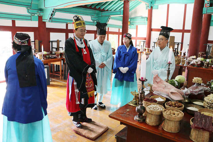 남평향교 춘기 석전대제 대성전 안에서 초헌관인 나주시장이 술을 올리고 있는 모습