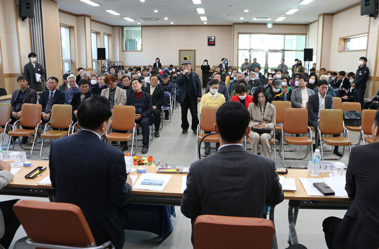 왕곡면 주민과의 대화 답변석 뒷편에서 나주시장의 뒷모습이 보이고 주민의 질의하는 모습