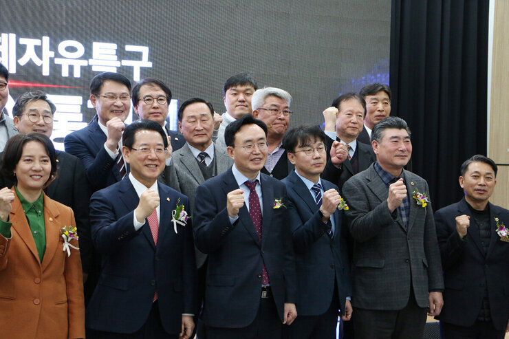 전남에너지신산업 규제자유특구 중압직류 통전식 나주시장 기념촬영 화이팅하는 모습 근접촬영