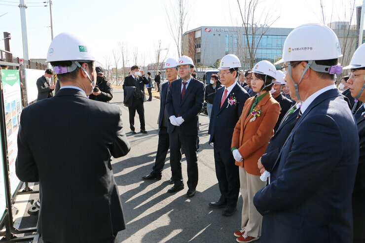 전남에너지신산업 규제자유특구 중압직류 통전식 시설 설명을 듣고 있는 전남도지사와 나주시장 모습