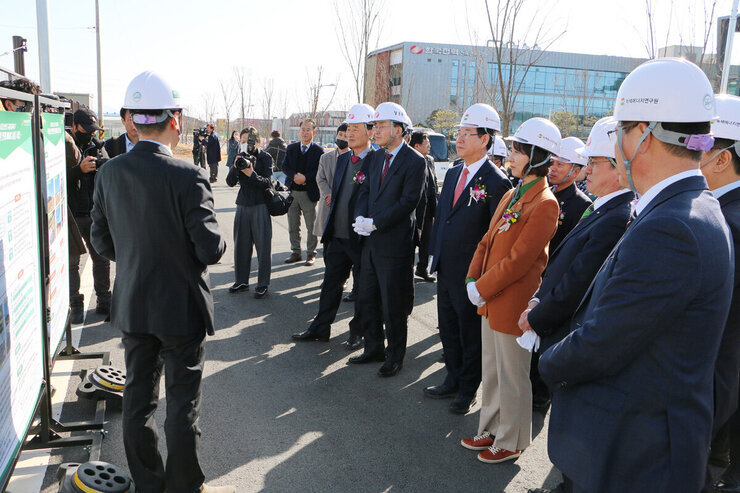전남에너지신산업 규제자유특구 중압직류 통전식 시설 설명을 등고 있는 나주시장과 내빈들 모습