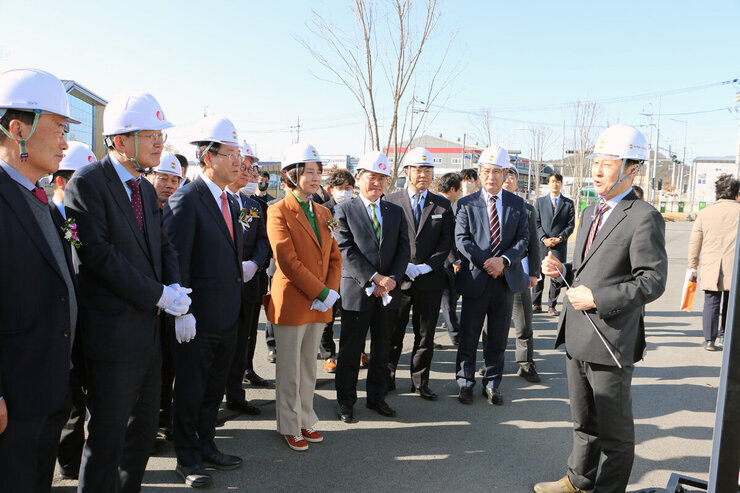전남에너지신산업 규제자유특구 중압직류 통전식 시설 설명을 듣고 있는 나주시장 및 관계자들 모습