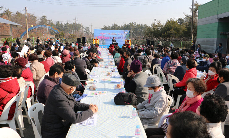 노인일자리사업 워크북 교육 어르신 참여자 참석모습과 무대 전면 모습