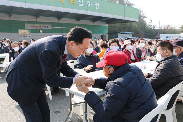 노인일자리사업 워크북 교육 나주시장이 참여 어르신과 악수하고 있는 모습