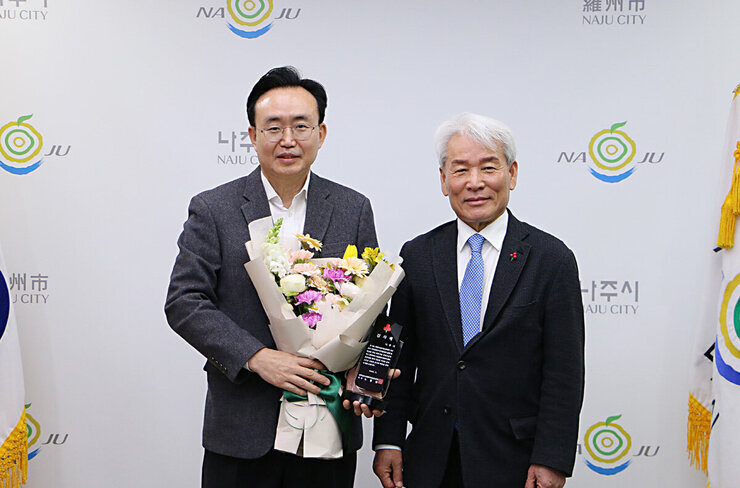 희망나눔 2030 나눔캠페인 우수 시 감사패 전달식 나주시장과 전남 사회복지공동모금회장의 기념촬영 모습
