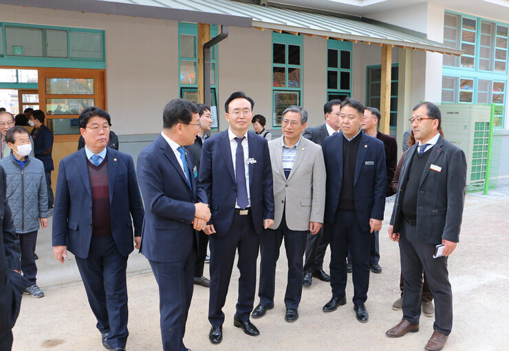 영산포역 문화체험전시관 개관식 전시관을 둘러보고 있는 나주시장의 모습