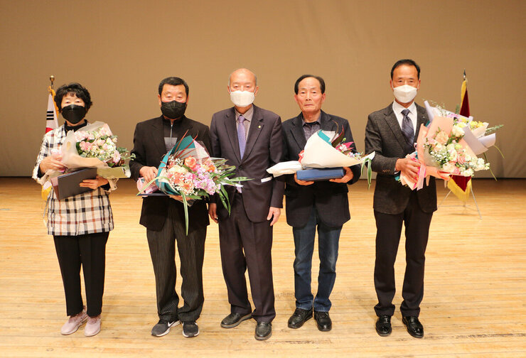 대한노인회 나주시지회 정기총회 나주시장과 노인회 지회장님 감사패 전달 후 기념촬영 모습