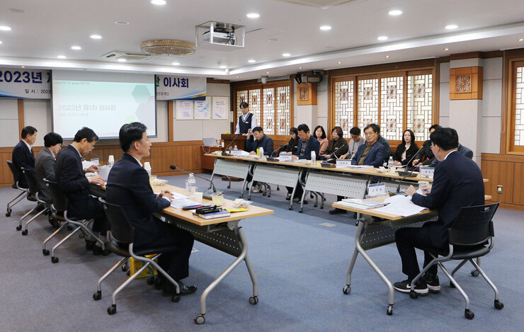 나주농업진흥재단 이사회 죄측면에서 회의 진행 전면 모습