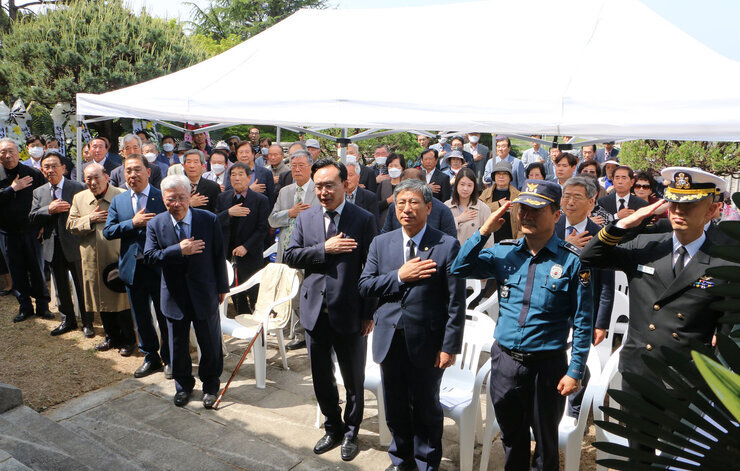 체암 나대용장군 순국 411주기 추모제 나주시장과 나주시의회 의장 기념사업회 관계자 등이 국기에 대한 경례를 하고 있는 모습