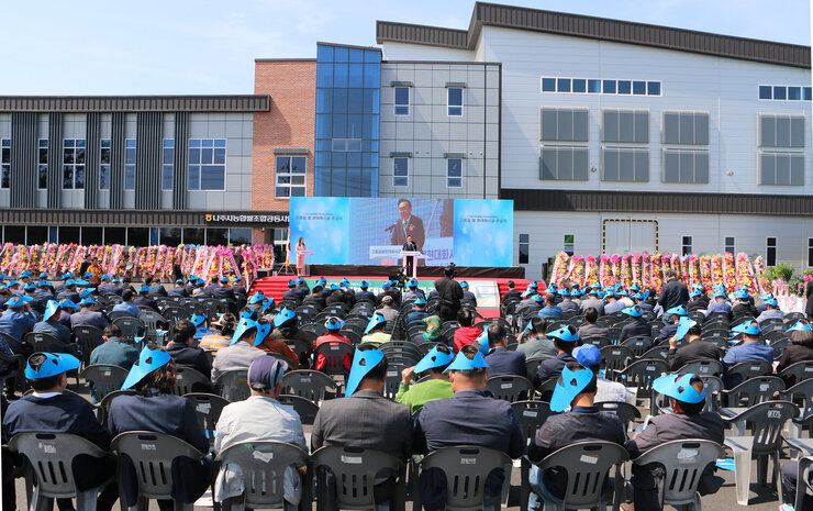 나주통합 RPC 가공현대화 건조시설 준공식 나주시장이 단상 위에서 축사를 하고 있는 모습