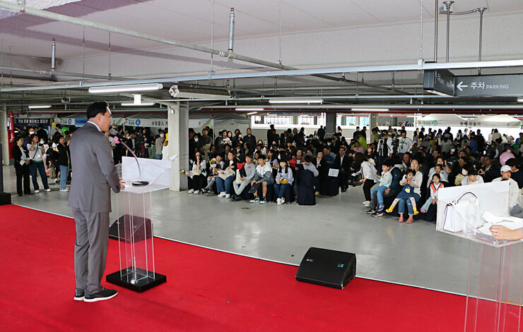 2023년 나주 어린이 큰잔치 무대 뒷편에서 촬영한 나주시장의 축사 모습 나주시장의 뒷모습과 참석자들의 앉아 있는 전면 모습