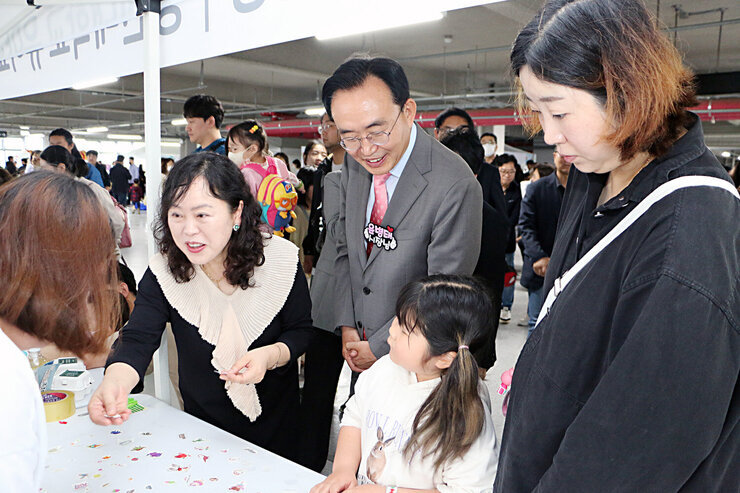 2023년 나주 어린이 큰잔치 나주시장이 행사장에 마련된 체험 부스를 둘러보고 있는 모습