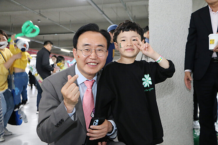 2023년 나주 어린이 큰잔치 나주시장이 손하트를 하고 있고 남자아이는 손으로 브이를 하며 함께 기념촬영을 하고 있는 모습