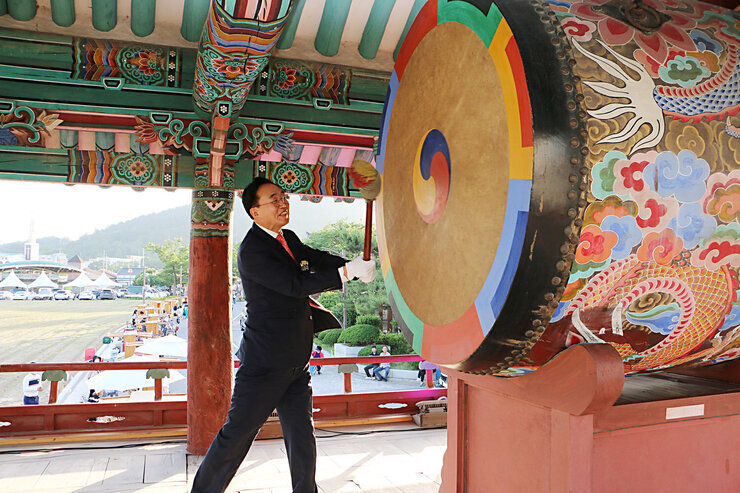 나주문화제 야행 개막식 나주시장이 정수루 위에 있는 북을 향해 타고를 하고 있는 모습