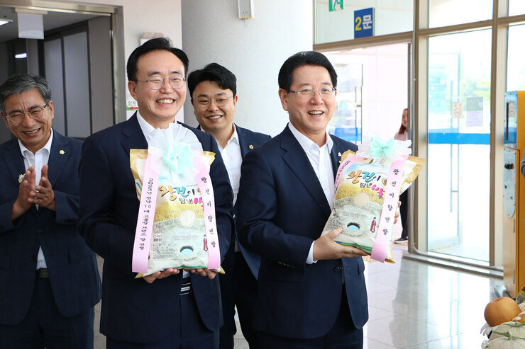 2023년 도민과의 대화 전남도지사와 나주시장이 나주에서 생산된 왕건이 탐낸쌀을 들고 포즈를 취하고 있는 모습
