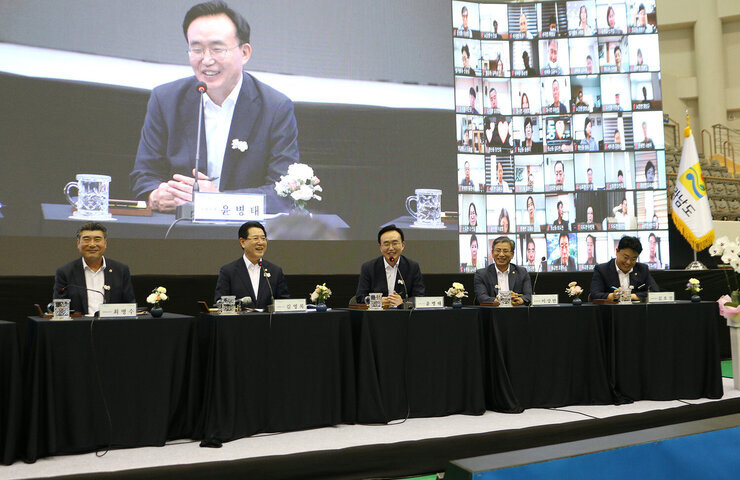 2023년 도민과의 대화 전남도지사와 나주시장, 도의원 등이 대화석 자리에서 웃고 있는 모습