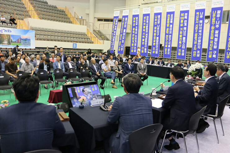 2023년 도민과의 대화 대화석 뒷편에서 촬영한 대화장 모습 전면 참석한 시민들의 앉아 있는 앞모습이 보임