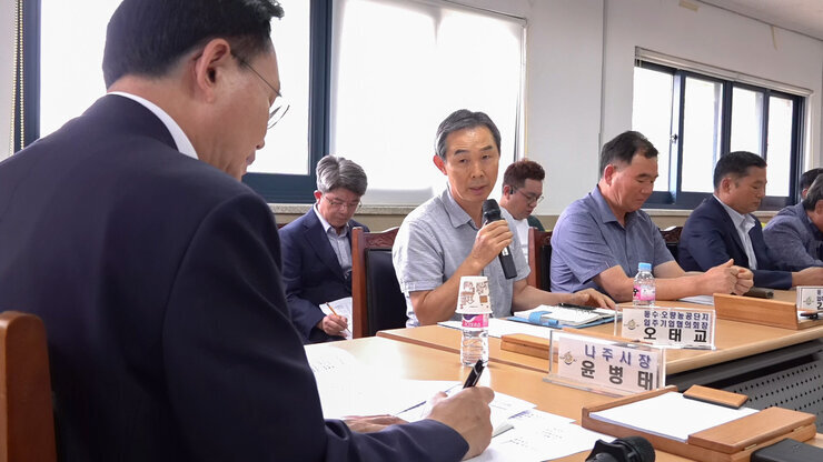 나주일반산단 및 동수오량농공단지 입주기업 간담회 입주기업 대표 한분이 건의사항을 말하고 있고 나주시장이 메모를 하고 있는 모습