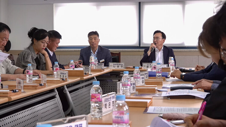 나주일반산단 및 동수오량농공단지 입주기업 간담회 나주시장이 건의사항에 대해 답변을 하고 잇는 모습