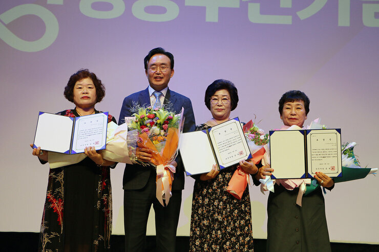 2023년 양성평등주간 기념행사 나주시장이 표창을 받은 여성 3명과 기념촬영을 하고 있는 모습