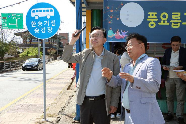 대중교통 노선개편 시행 현장 점검 나주시장이 남평중 환승정류장에서 버스가 들어오는 곳을 바라보고 있는 모습