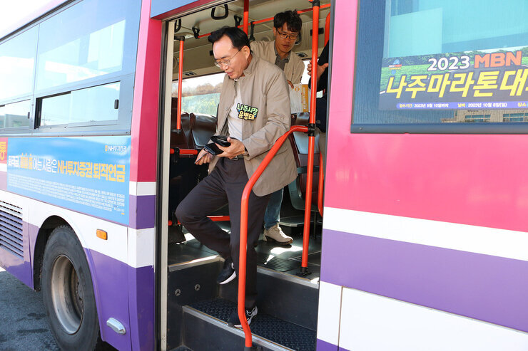 대중교통 노선개편 시행 현장 점검 나주시장이 버스에서 하차하고 있는 모습
