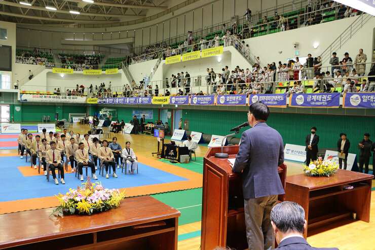 나주시장기 태권도대회 단상 뒷편에서 촬영한 나주시장의 축사 뒷모습과 참석한 학부모 및 관계자들의 모습
