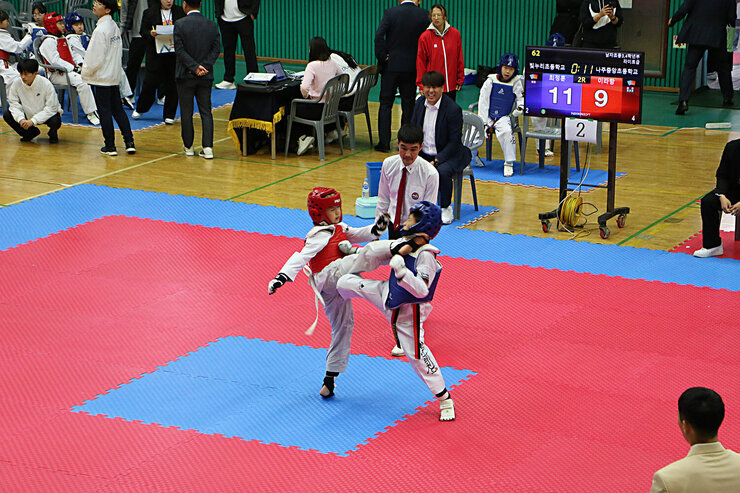 나주시장기 태권도대회 선수 두명이 태권도 겨루기를 하고 있는 모습 발차기모습