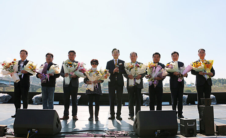 제28회 농업인의 날 기념행사 나주시장과 시상자 8명이 기념촬영을 하고 있는 모습