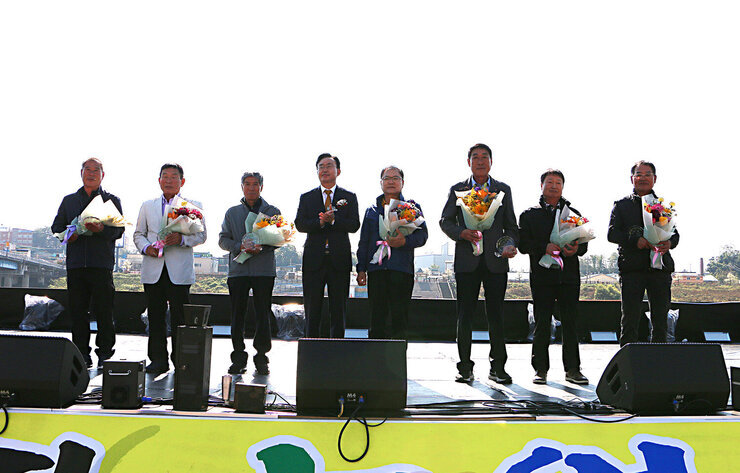 제28회 농업인의 날 기념행사 시상자 7명이 나주시장과 기념촬영을 하고 있는 모습