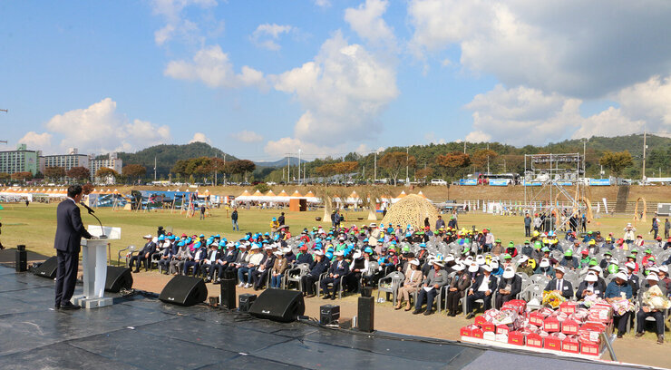 제28회 농업인의 날 기념행사 무대 뒷편에서 촬영한 나주시장의 기념사 뒷모습과 참석자들의 모습 전체