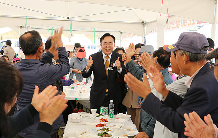 제28회 농업인의 날 기념행사 나주시장이 행사장 읍, 면, 동 부스에서 엄지척을 하며 주민들과 화이팅을 외치는 모습