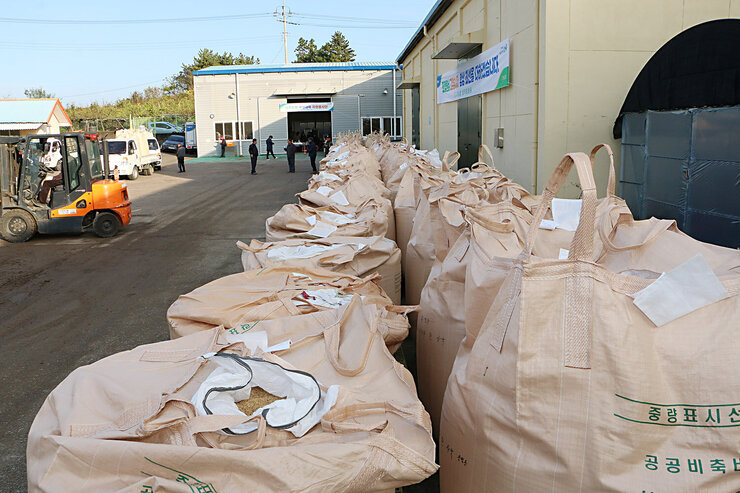 공공비축미곡 수매현장 방문 미곡 창고 앞에 놓여 있는 수십개의 톤백 모습