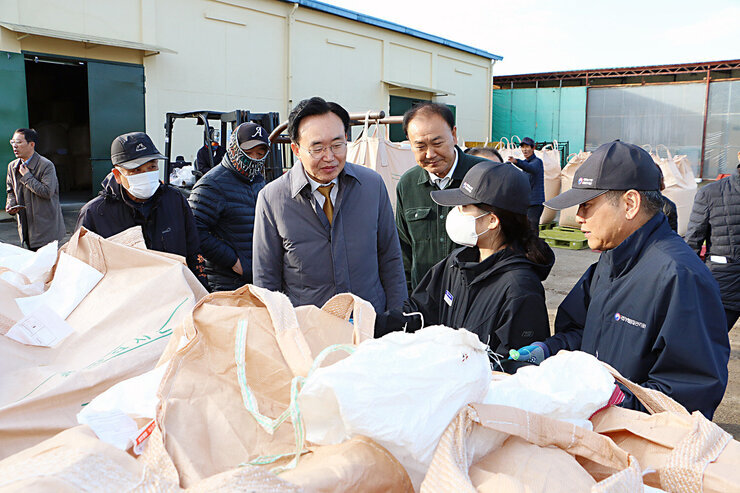 공공비축미곡 수매현장 방문 톤백 앞에서 여성 검사관과 미곡을 살펴보고 있는 모습 
