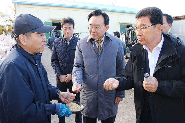 공공비축미곡 수매현장 방문 나주시장과 국회의원이 쌀을 살펴보는 모습과 검사관이 설명을 하는 모습