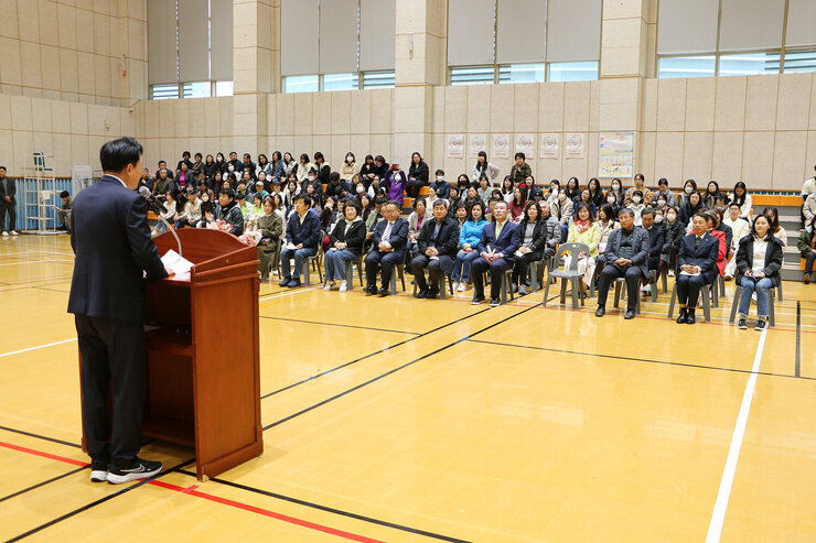 나주시 사회복지인 한마음어울마당 나주시장의 인사말하고 있는 측면 모습과 참석자들의 앞모습 전면