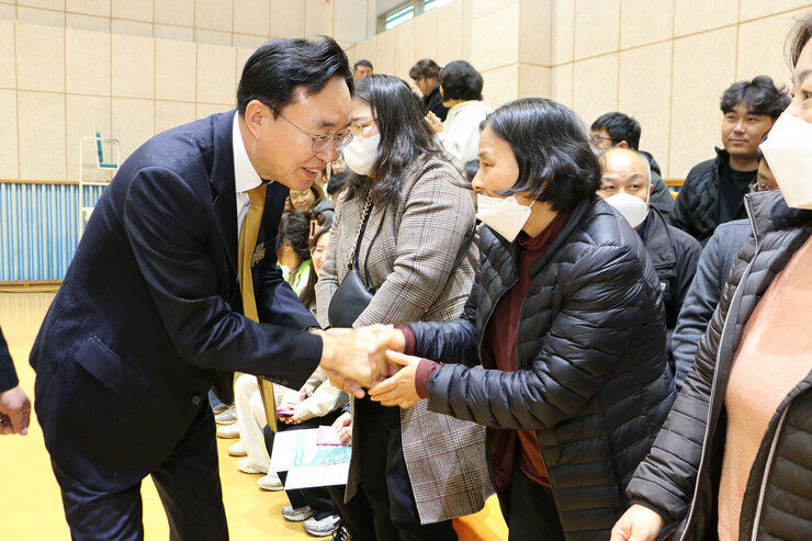 나주시 사회복지인 한마음어울마당 나주시장이 사회복지인과 악수를 나누며 안사하고 있는 모습