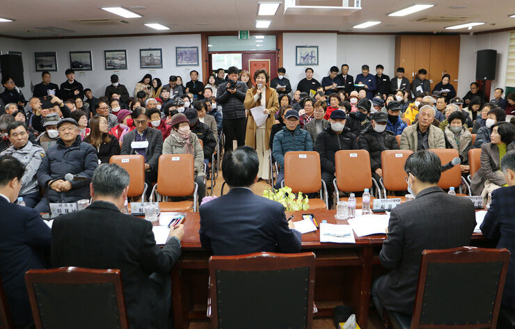 영산동 주민과의 대화 여성 주민이 자리에 서서 마이크를 잡고 건의사항을 말하고 있고 나주시장이 듣고 있는 뒷모습 나주시장의 양 옆으로 간부공무원과 도의원, 시의원이 앉아 있다